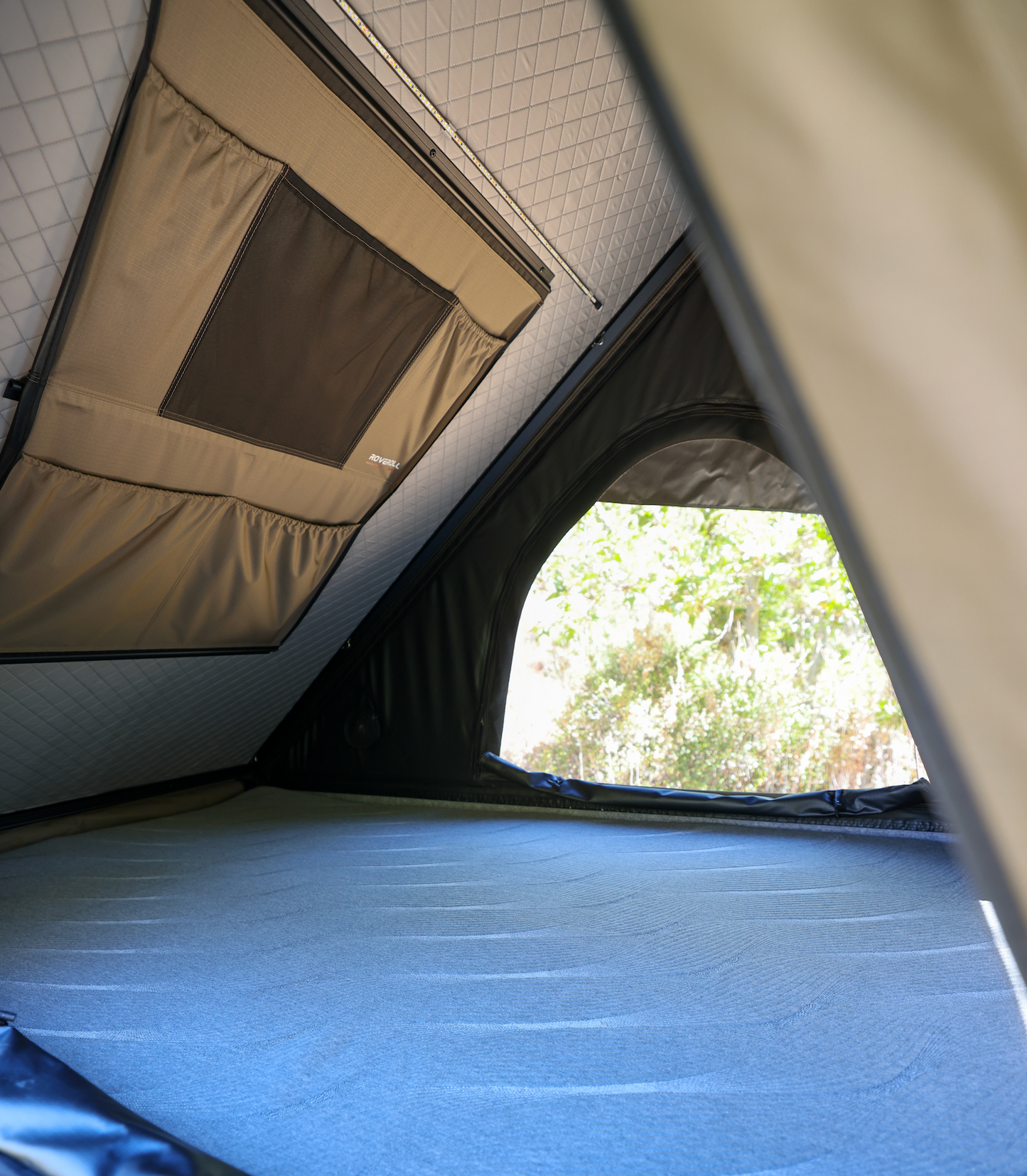 TRI-CLAM SHELL ROOF TOP TENT